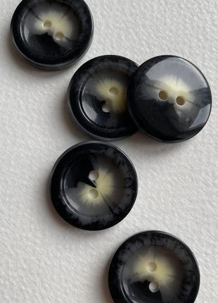 Пуговица костюмная  2 отв бортик беж пятнышко серая 25мм роговая