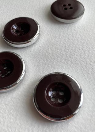 Пуговица костюмная серебряный контур коричневая 25мм пластик