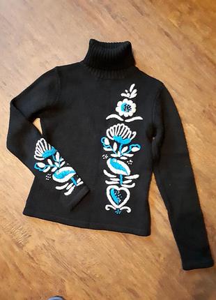 Тепла кофта гольф з вишивкою