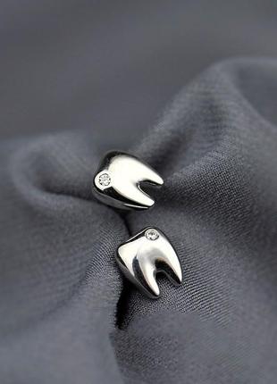 Серьги-гвоздики зубки с камушком, сережки подарок для стоматолога, серебряное покрытие 925 пробы, 6*8 мм9 фото