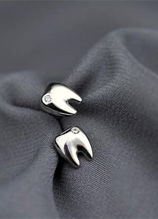 Серьги-гвоздики зубки с камушком, сережки подарок для стоматолога, серебряное покрытие 925 пробы, 6*8 мм4 фото