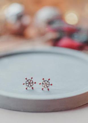 Серьги-гвоздики новогодние снежинки с красными бусинками, маленькие серебряные сережки, серебро 925 пробы2 фото