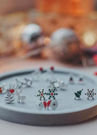 Серьги-гвоздики новогодние снежинки с красными бусинками, маленькие серебряные сережки, серебро 925 пробы7 фото