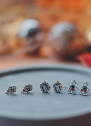 Серьги-гвоздики новогодние снежинки с красными бусинками, маленькие серебряные сережки, серебро 925 пробы4 фото