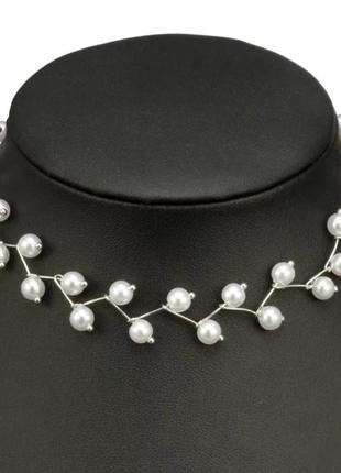 Кольє -чокер з намистинами штучного перлів в срібному кольорі.