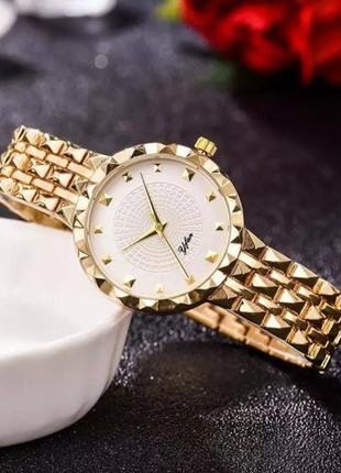 Жіночий годинник-браслет у золотому кольорі