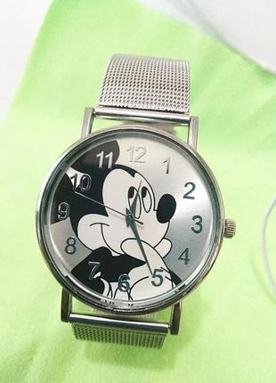 Популярные брендовые часы-браслет с микки маусом.1 фото