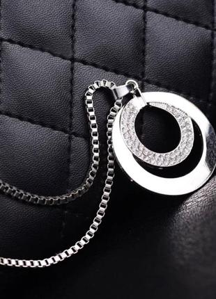 Колье-цепочка с кулоном в форме двойного круга со стразами в серебряном цвете2 фото