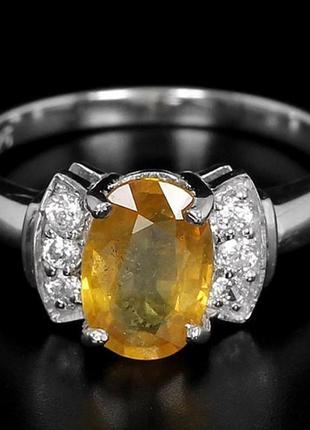 Серебряное кольцо с натуральным желтым сапфиром и фианитами / рубиновая мечта