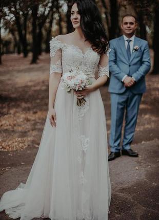 Свадебное либо выпускное платье с изысканным кружевом и безупречным узором.1 фото