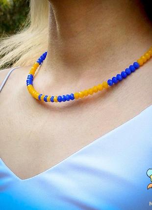 Колье чокер жовто-блакитного кольору. кришталеві намистини