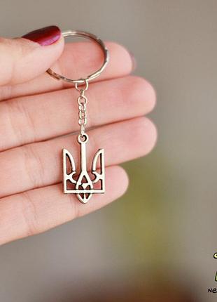 Брелок на ключе герб украины 25*15 мм. трезуб цвет серебро