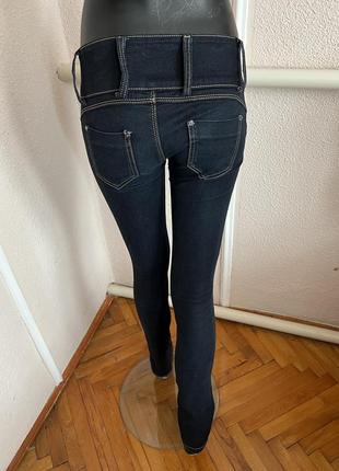 Модные идеальные женские джинсы из италии темно сині джинси