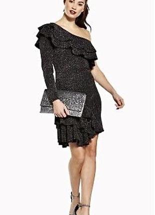 Коктейльное платье с воланами и оголенным плечом
