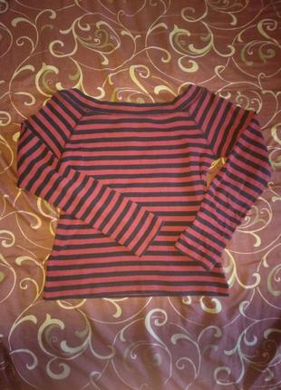 Кофта с длинным рукавом и открытыми плечами.