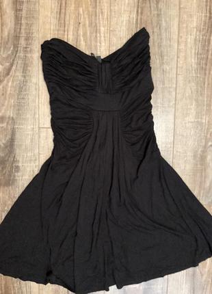 Чёрное милое платье с открытыми плечами клешное