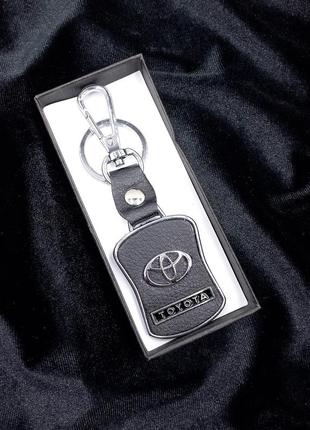 Брелок toyota чорний для авто ключів з шкірозамінника/металу, автомобільний брелок тойота чорний з логотипом