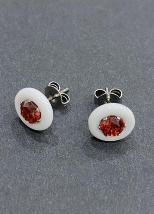 Керамічні пусети сережки-гвоздики жіночі білі з червонмим цирконами4 фото