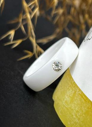 Кольцо керамическое женское белое с камнем1 фото