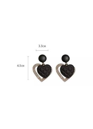 Серьги в форме сердца с черными вставками и камнями9 фото
