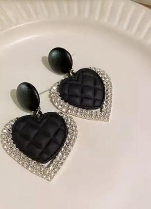 Серьги в форме сердца с черными вставками и камнями8 фото