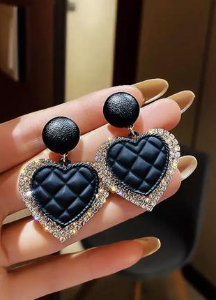 Серьги в форме сердца с черными вставками и камнями4 фото