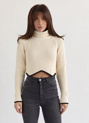 Вязаный укороченый бежевый свитер с фигурным вырезом