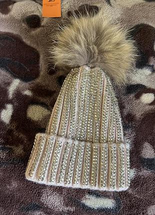 Шапка з камінцями