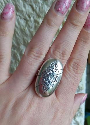 Серебряное   кольцо  без вставок овальной формы