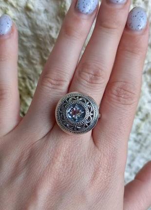 Серебряное кольцо с топазом5 фото