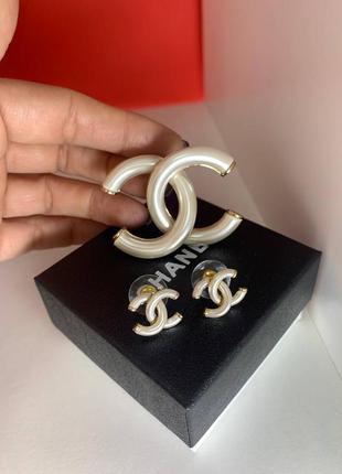 Брендовый набор в стиле шанель: серьги и брошь. белая эмаль и позолота. люкс качество