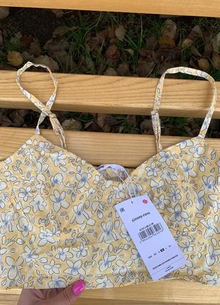 Жовтий квітковий топ