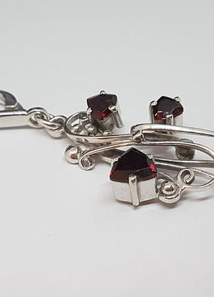 Серебряные серьги серебряные ноты с гранатом.   25582 фото