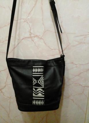 Чорна  містка сумка  середнього розміру3 фото