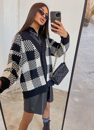 Стильний кардиган в клітинку