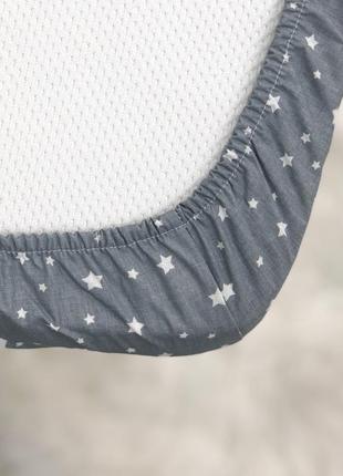 Простынь на резинке для детской кроватки, поплин, звезды белые на графите топ3 фото