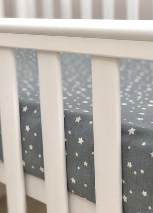 Простынь на резинке для детской кроватки, поплин, звезды белые на графите топ4 фото