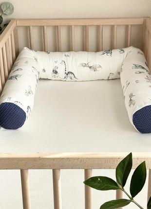 Захисний бортик валик для дитячого ліжечка, довжина 180 см, сатин, діно синій топ3 фото