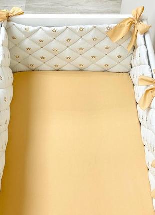 Бортики захист та простирадло для дитячого ліжечка стьобані з коронами золото топ3 фото