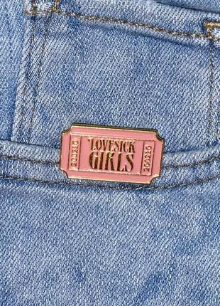 Значок / пін металевий  надпис love sick girls рожевого кольору