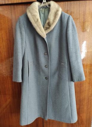 Жіноче класичне зимове пальто