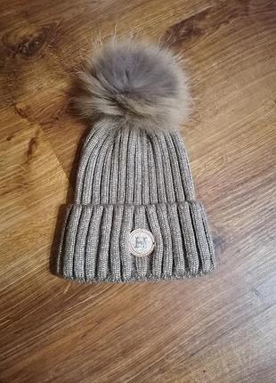 Гарненька шапка з натуральним пумпоном.