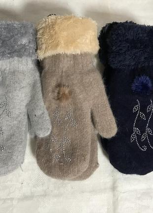 Жіночі рукавиці з відворотом сірі на хутрі з намистинками