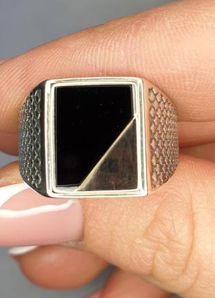 Кольцо серебряное с ониксом "эквадор" 21,5 5,21 г
