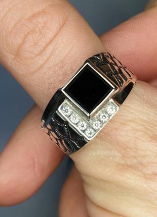 Кольцо серебряное с ониксом и кубическим цирконием "алекс" 19,5 6,67 г