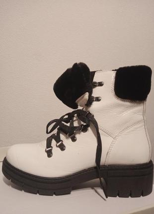 Белые лаковые зимние ботинки2 фото