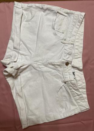 Білі джинсові котонові шорти з підворотом1 фото