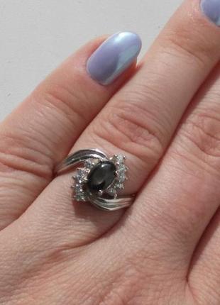 Кольцо серебряное 925 натуральный черный звездный сапфир, цирконий. р-175 фото