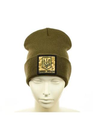 Шапка з патріотичною нашивкою