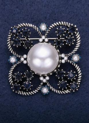 Брошка орден краси з перловою підлозі бусиною і стразами колір білий сірий білий 42х51мм сріблястий метал